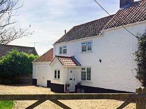 Mill House is a spacious, detached cottage quietly situated only a five minute walk from the village centre.