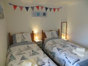 Sleeps 4 in 2 bedrooms.  Ideally situated in the village with shops close by.  Beach is a 5 minute drive.