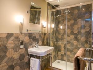 Bathroom and shower at Belle Vue Guest House in Denver near Downham Market.
