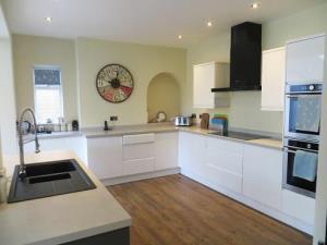 High quality, modern family house in Hunstanton sleeping 9. Most rooms with ensuites.  Close to beach and walking distance to town and other facilitie
