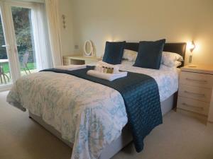 Tucked away in quiet location. Lovely ground floor annexe.  Perfect for couples or singles.  WIFI. No pets.  Parking and private garden.