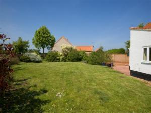 Fully enclosed lawned garden with garden furniture and barbecue, with parking space for 3 cars.