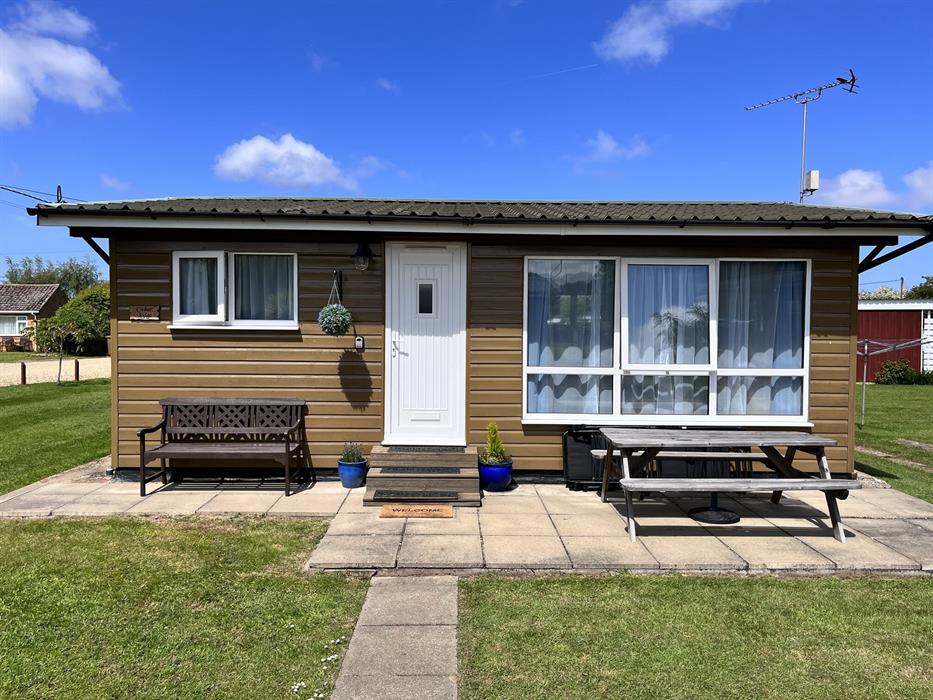 Lodge sleeping four in two bedrooms (one double and one twin).  Situated in a quiet location and only 5 minutes walk from Heacham beach.
