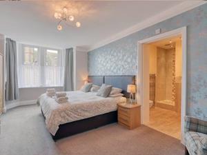 Spacious bedroom available at Ellinbrook Guesthouse.