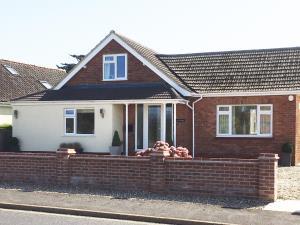 Modern, chalet bungalow. Sleeps 6 in 3 bedrooms with 4 bathrooms.  Close to the beach.  Very popular property. WIFI. Not pets. Short walk to cliffs/be