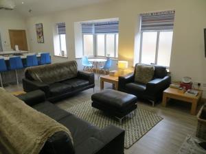 Beautiful high quality accommodation. Sleeps 4. 2 bedrooms each with ensuite wet rooms.  Ideally situated in the town so easy walking distance to the