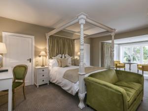 Also known as our Bridal Suite, this beautiful room was refurbished in 2019 with an emphasis on lush luxury fabrics and heritage paint colours. Enjoy